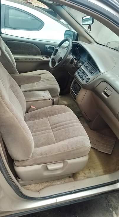A picture of Toyota Sienna 2001
