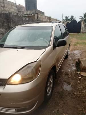 A picture of Toyota sienna