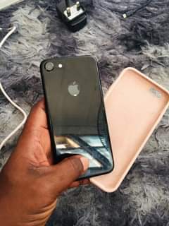 A picture of iPhone 7g gb128 bh90