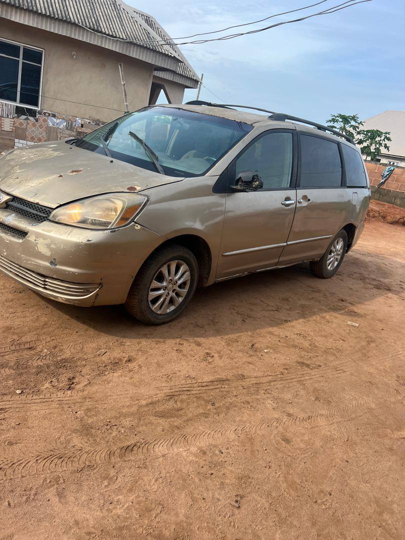 A picture of Toyota sienna