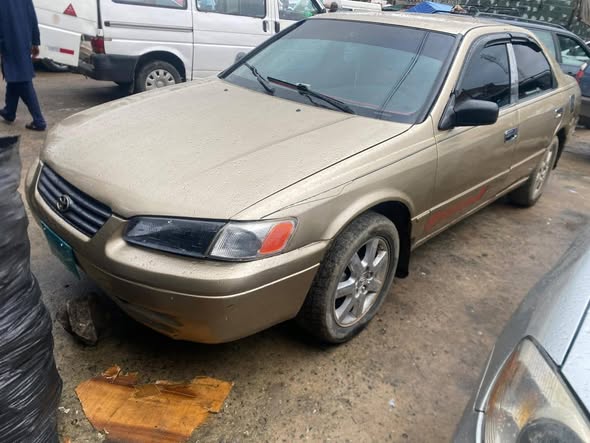A picture of 1999 2000 Toyota Camry