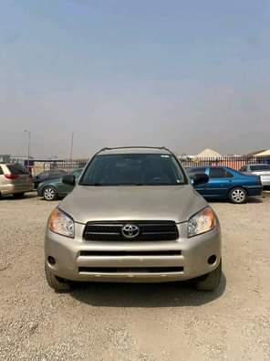 A picture of GOLD A Neatly Used Toyota Rav 4 2008 Model With