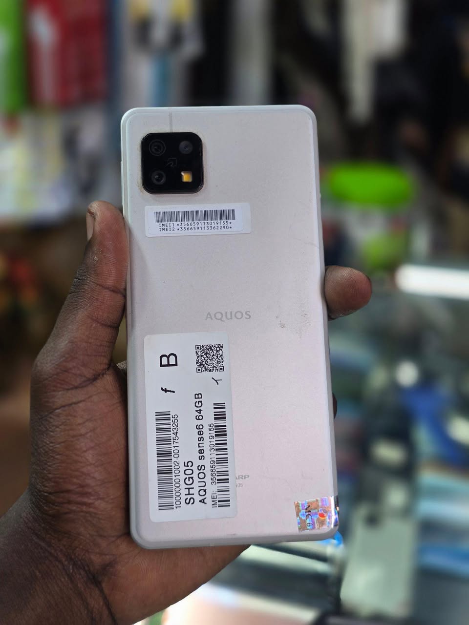A picture of AQUOS SENSE 6