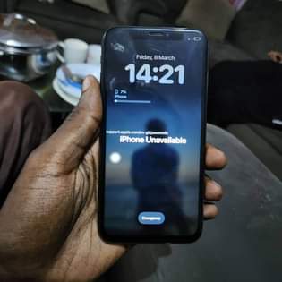 A picture of iPhone X 0692853914 kama unavyoiona mali ya mzungu ameniachia ameshaondoka