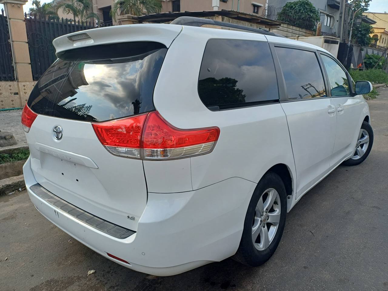 A picture of TOKS 2012 TOYOTA SIENNA LE