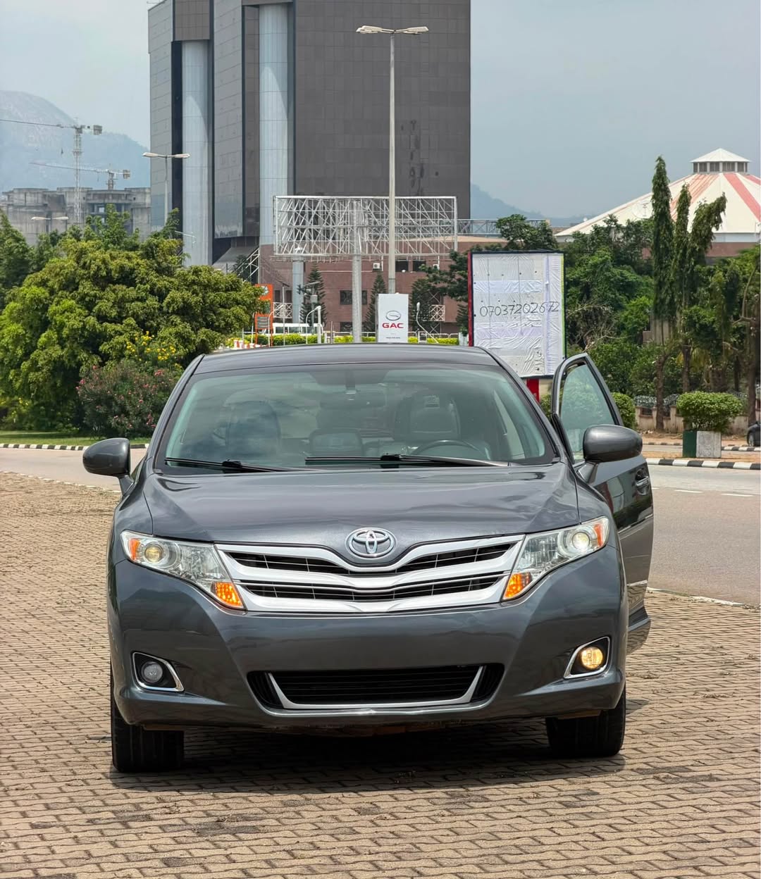 A picture of TOYOTA VENZA XLE 2012