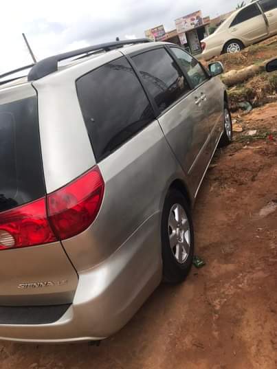 A picture of Super Clean Nigerian Used Toyota Sienna 2006 Repainted Clean Fabric