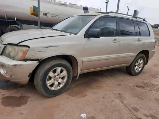A picture of Toyota Highlander is available Engine is smoking gear location Ibadan