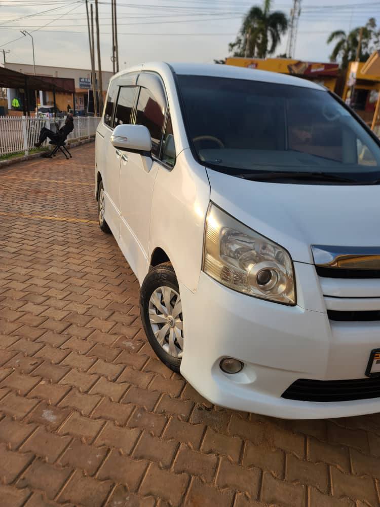 A picture of Toyota Noah