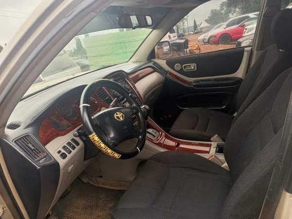 A picture of Toyota Highlander 2003 Sound engine and gear AC has leakage