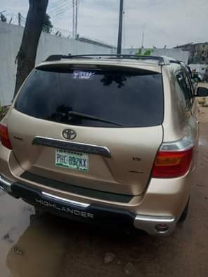 A picture of Toyota Highlander 2008 2009 model Engine have top noise it