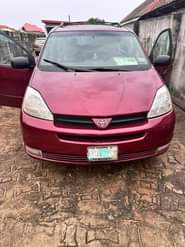 A picture of Toyota sienna 05 Painted on first body Untampered Engine working