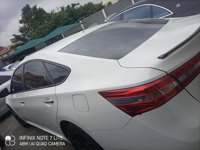 A picture of Toyota Avalon 2013