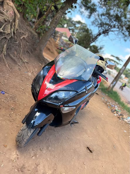 A picture of Yamaha Majesty 4d9 new model 250cc