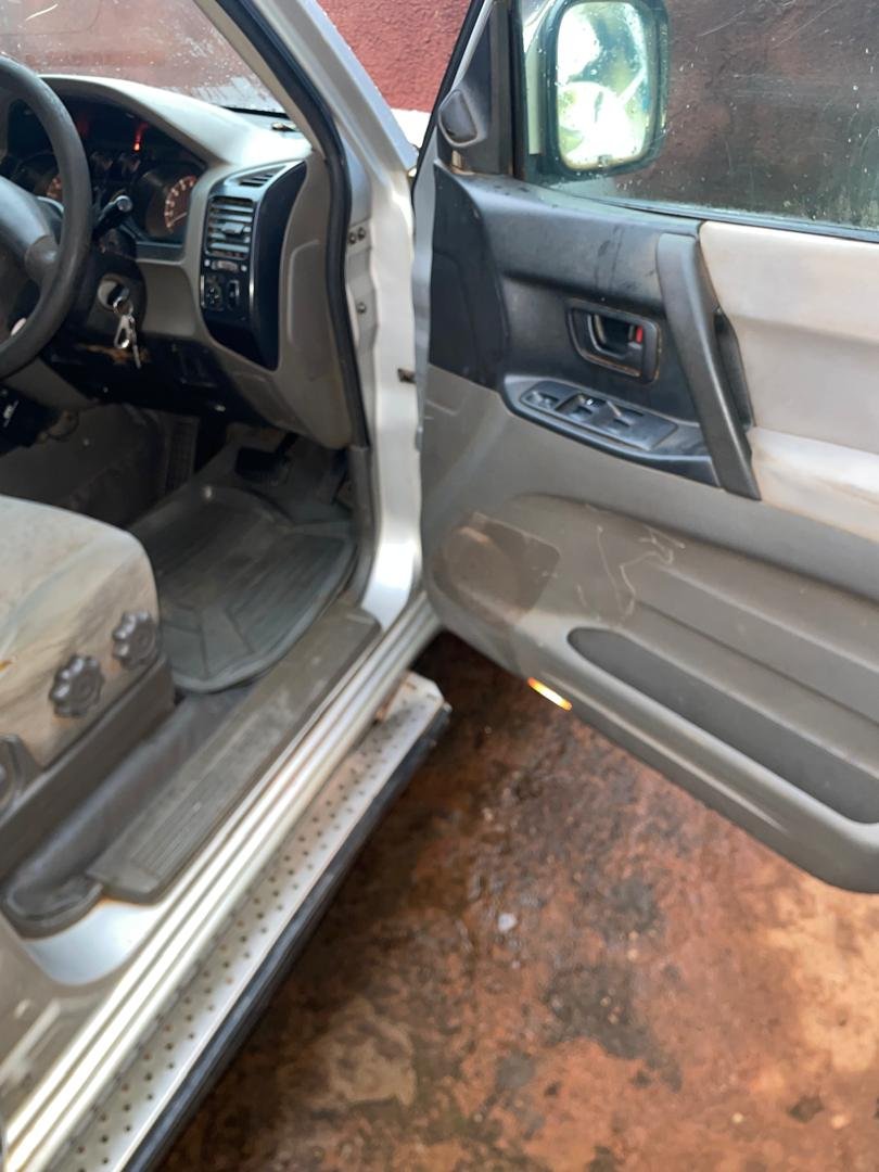 A picture of 2001 Mitsubishi pajero station wagon