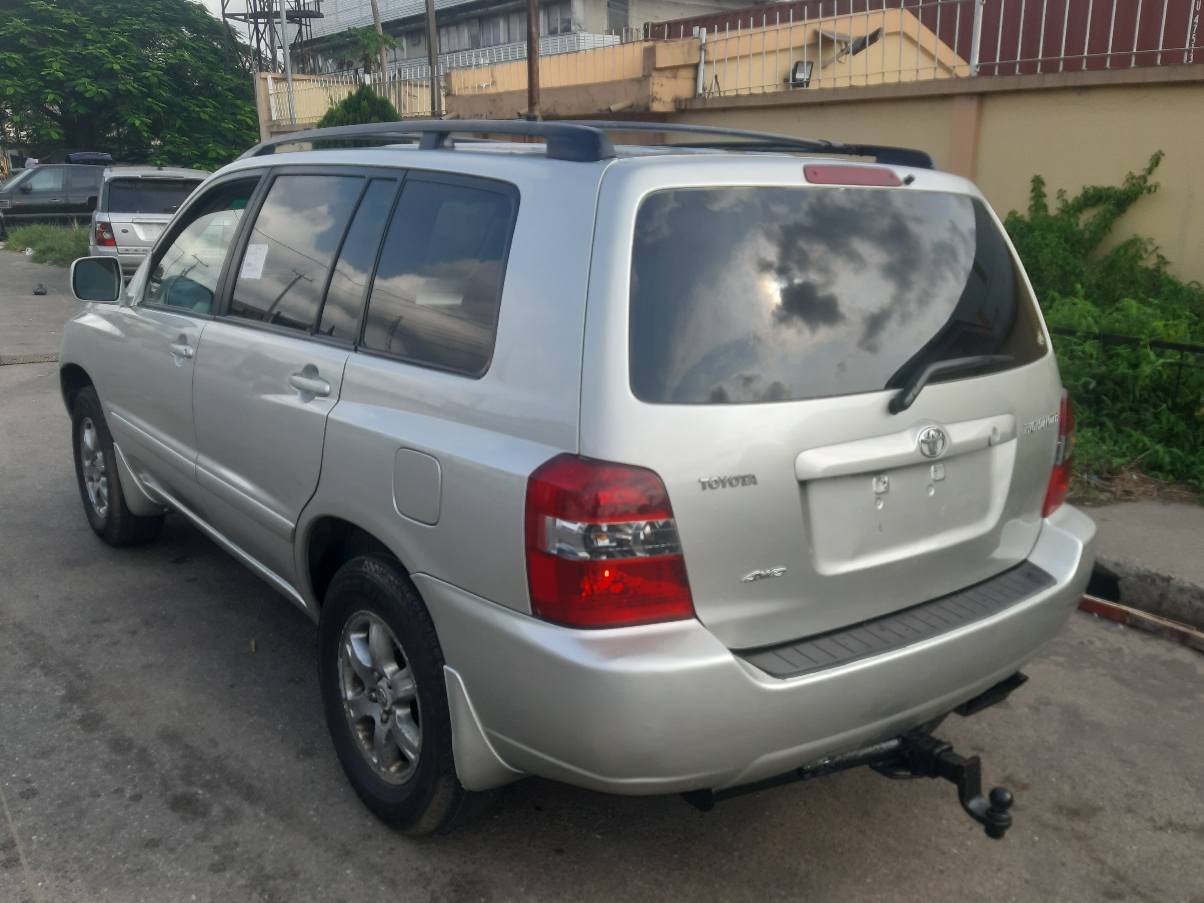 A picture of TOYOTA HIGHLANDER 2005 FRESH FOREIGN USED 3 ROWS SEATER