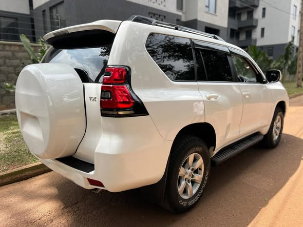 A picture of Toyota Land Cruiser Model 2018 Manual 0787181703 0704482571 Whatsapp Call