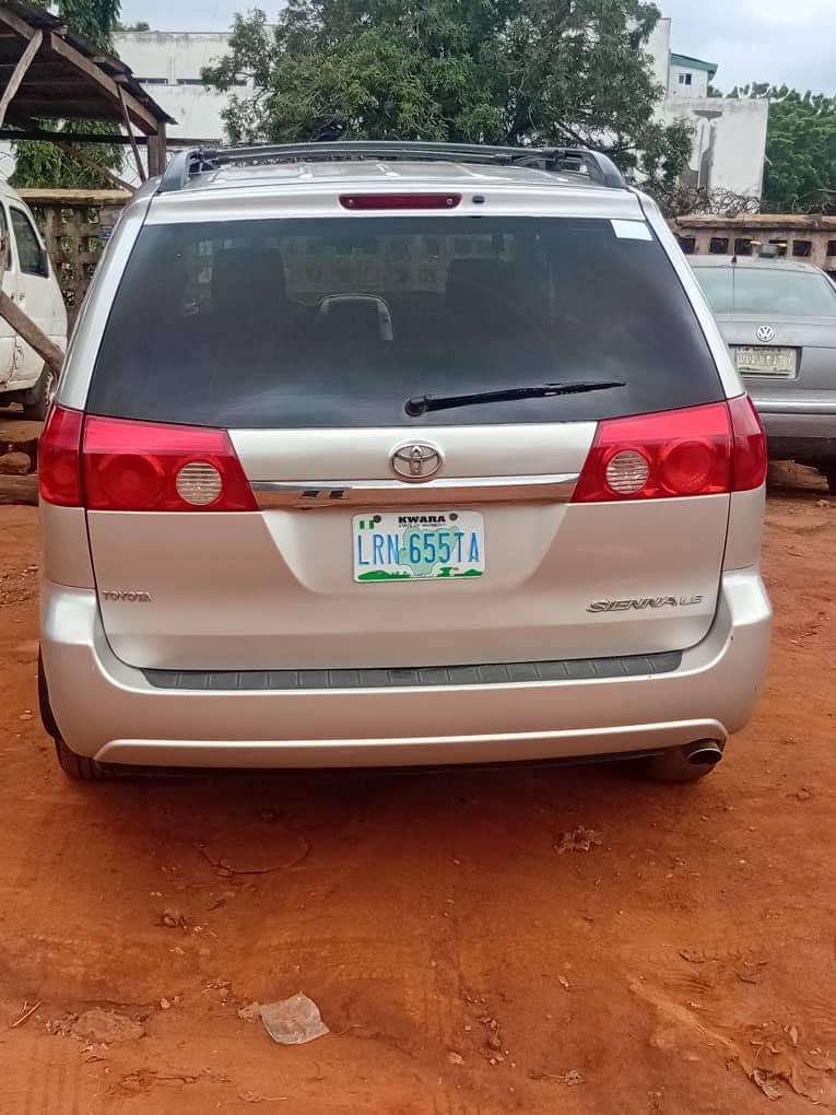 A picture of Toyota big sienna