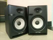 A picture of WAHI UJINYAKULIE SPIKA MBILI ZA STUDIO KWA 1 200 000