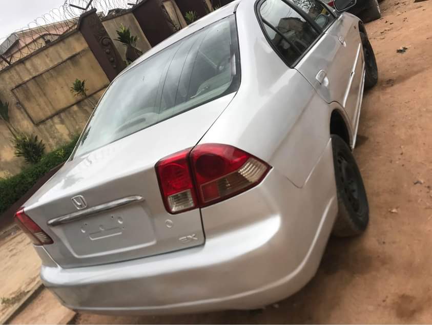 A picture of New Honda Civic just paint half painted engine an gear