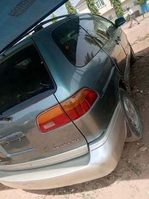 A picture of Toyota Sienna 2000
