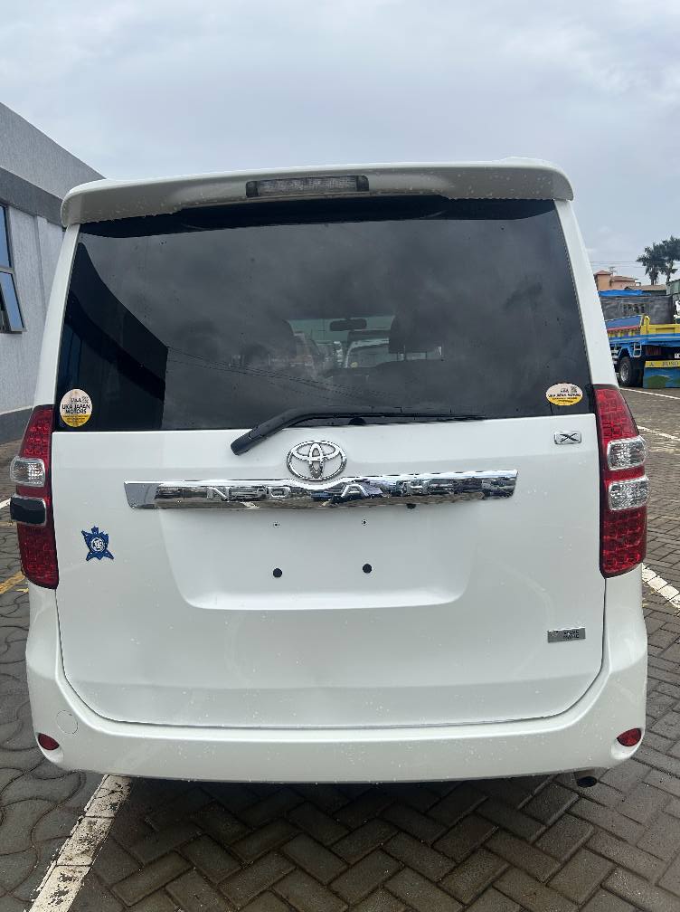A picture of Toyota Noah X 2012