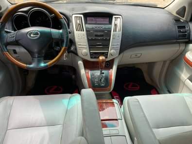 A picture of 2006 model Lexus RX330 Few months used Pure first body
