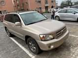 A picture of This is Toyota Highlander 2005 model 3 row seats engine