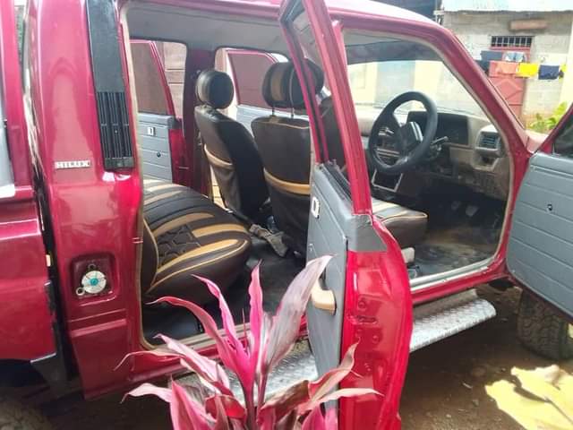 A picture of 2l hilux Gari ipo vizuri safari popote