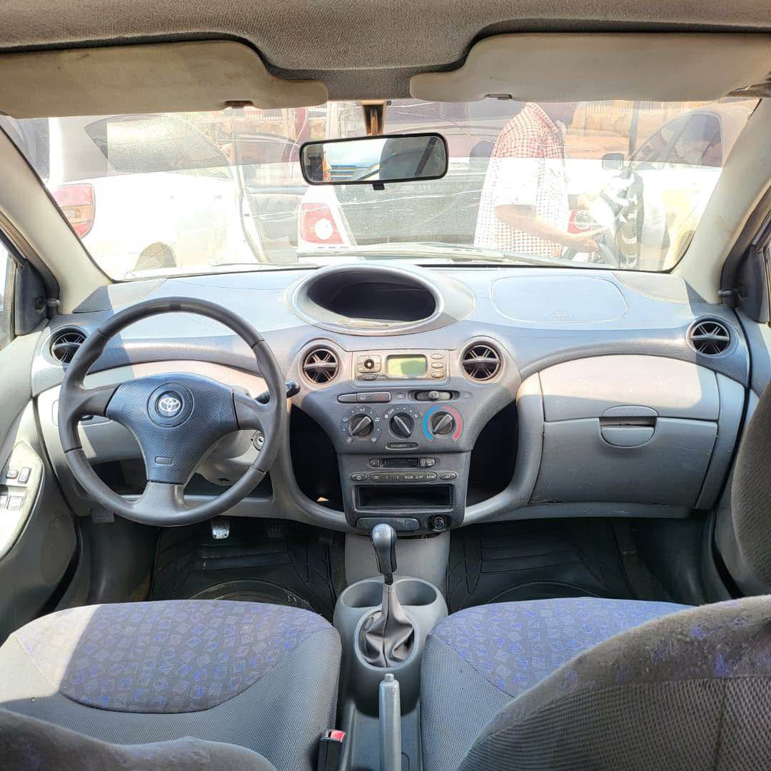 A picture of Toyota Yaris manual 