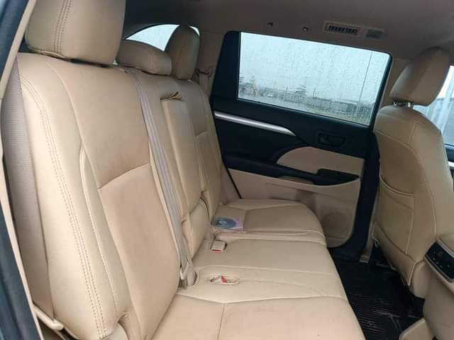 A picture of 8month used 2014 Highlander pure first body Tokunbo standard Untempered