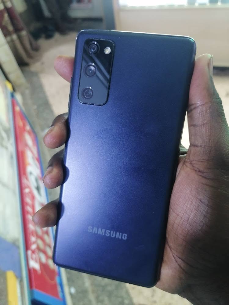 A picture of Galaxy S20 FE
