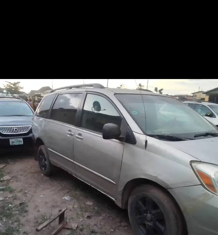 A picture of Toyota sienna 2005
