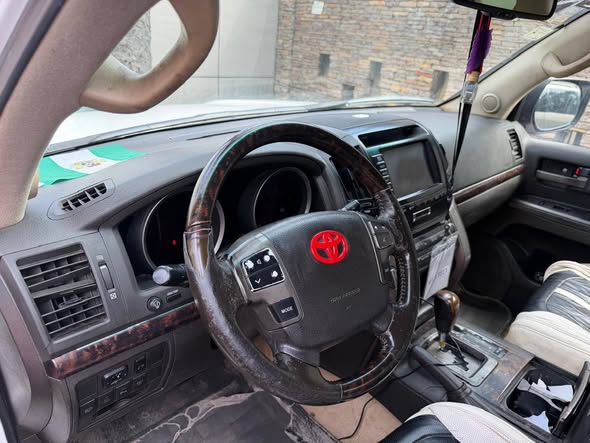 A picture of clean use 2010 Toyota Land cruiser in a good condition