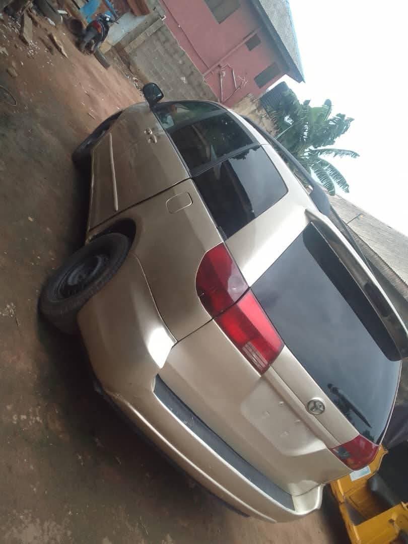 A picture of Toyota sienna 05