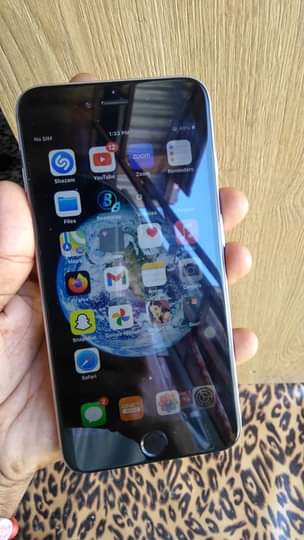A picture of iPhone 6s plus 64GB simu haina mambo mengi njoo mbezi