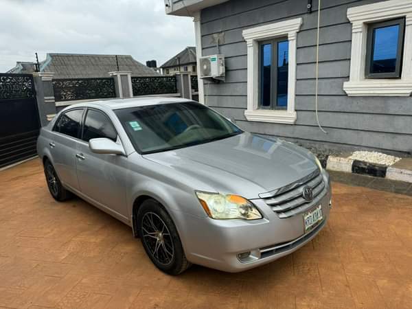 A picture of This is crispy clean Toyota avalon 2005 model pure first