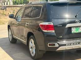 A picture of 2012 Model Toyota Highlander limited edition full option with reverse