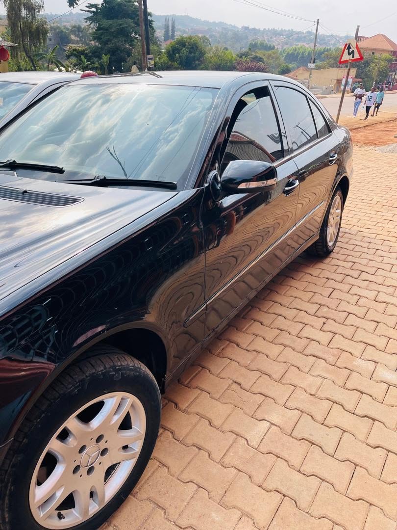 A picture of MERCEDES BENZI E CLASS