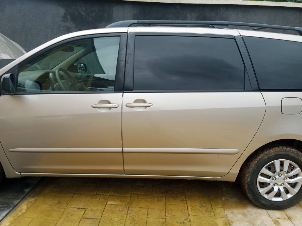 A picture of Direct Belgium Toyota sienna 2009 . clean engine and interior.