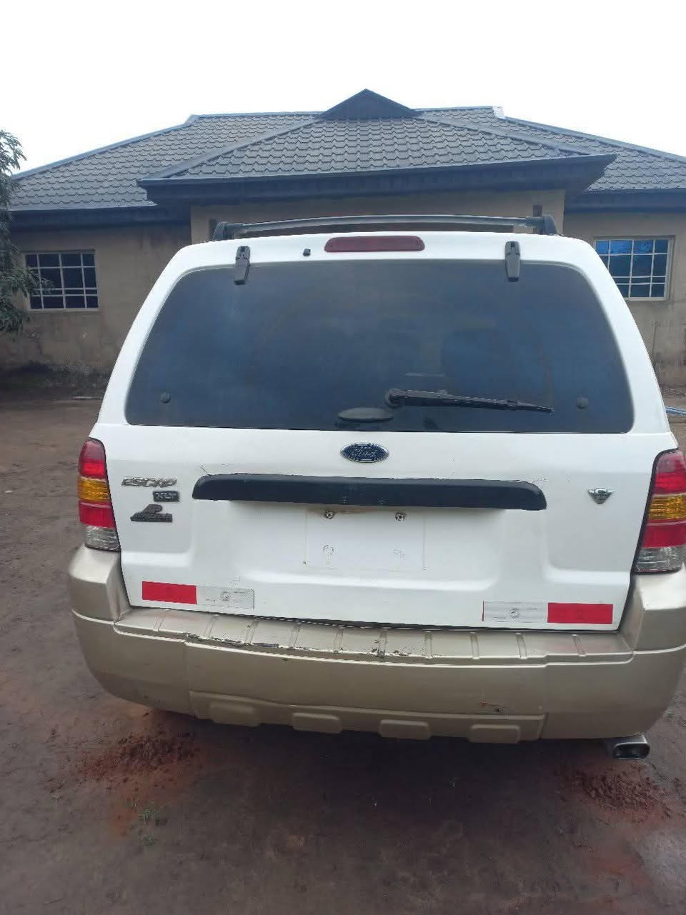 A picture of 2005 Ford escape