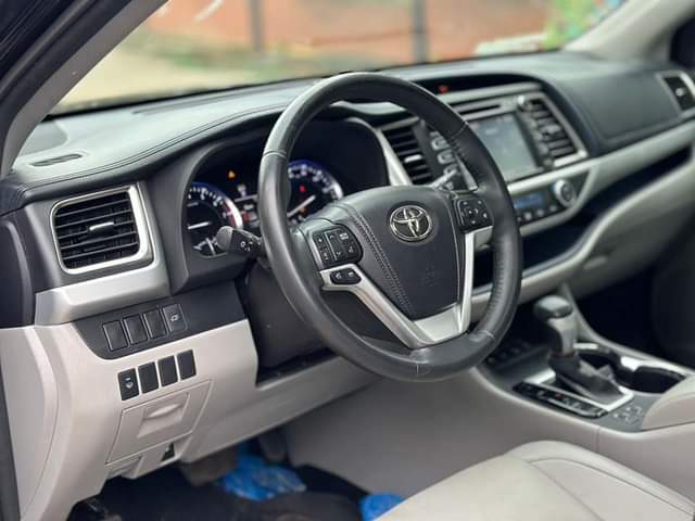 A picture of Toyota Highlander 2017
