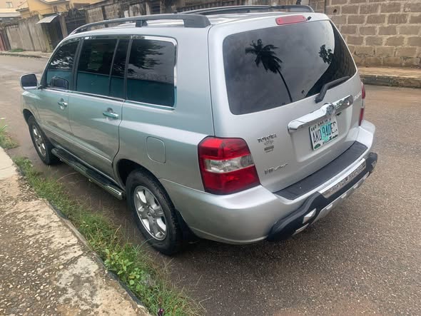 A picture of 2004 Toyota highlander
