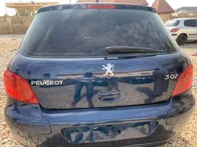 A picture of Please between this nissan and the Peugeot which one is