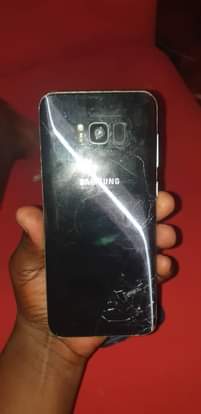 A picture of samsung s8 naitupa kwa 130k waichap RAM 4 GB 64