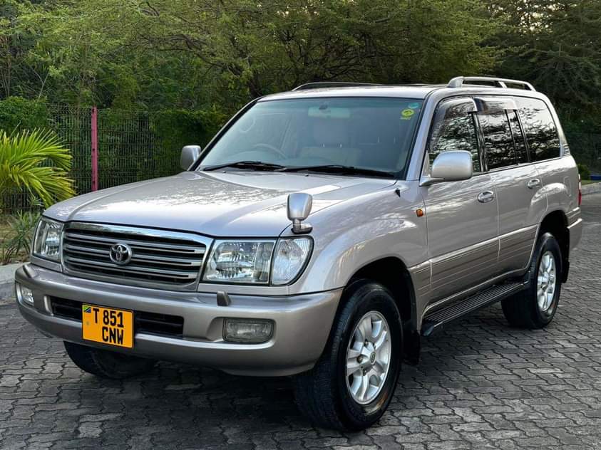 A picture of TOYOTA LANDCRUISER MWAKA 2004 PETROL ENGIN KM 710000
