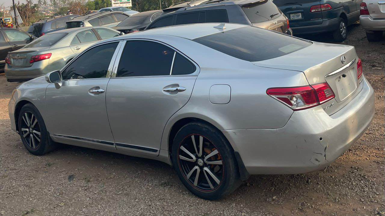 A picture of Es350 2010 model