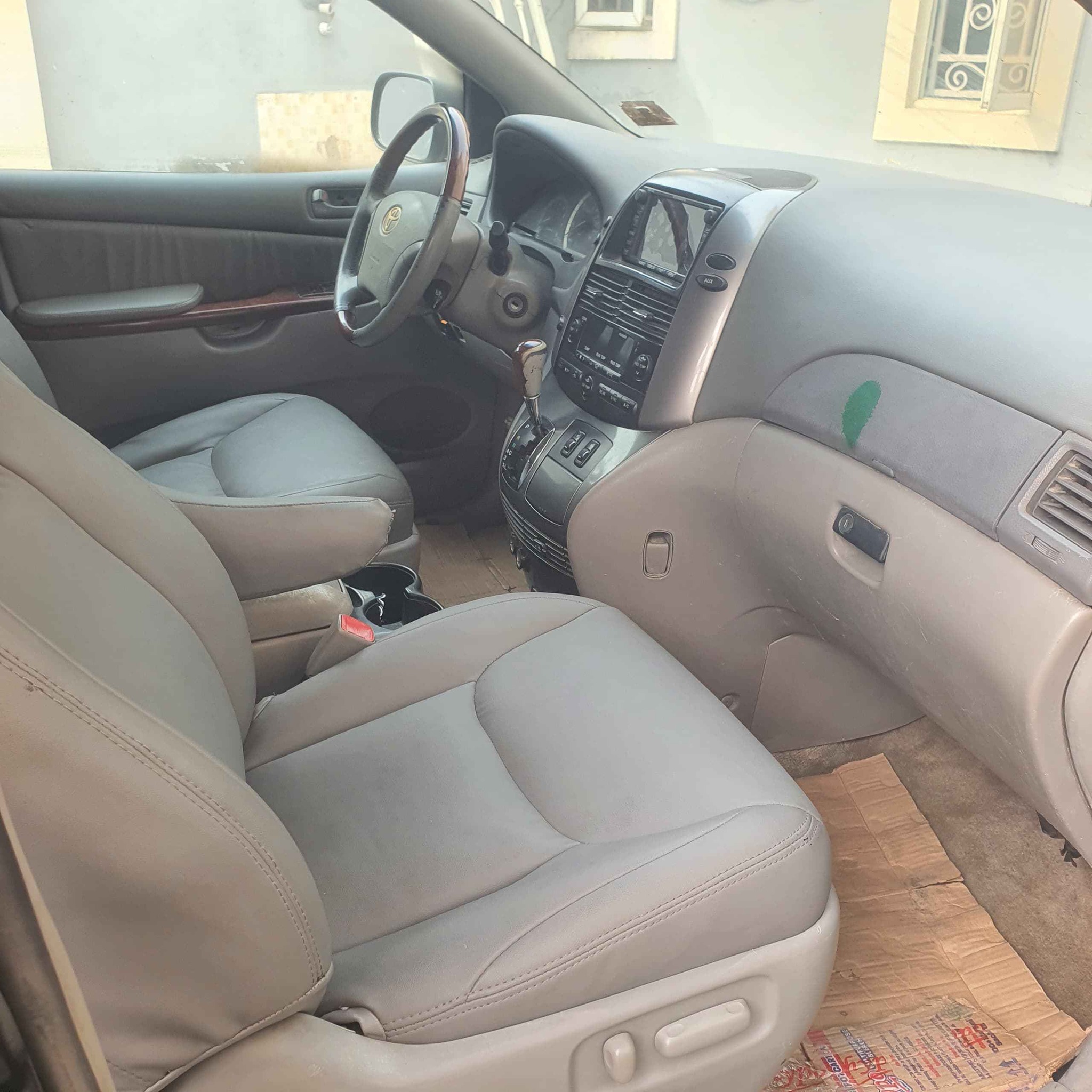 A picture of 2005 Toyota sienna