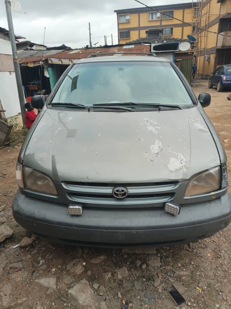 A picture of Toyota sienna 2001 model