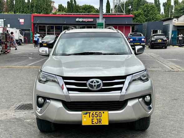 A picture of TOYOTA FORTUNER 0714058883